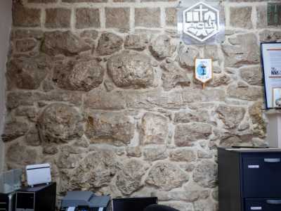 Nonostante i resti dell�antico castello non siano pi� visibili dall�esterno, all�interno della sede della Pro Loco, situata in una delle due strutture adiacenti al palazzo, � ancora possibile ammirare una piccola parte delle mura